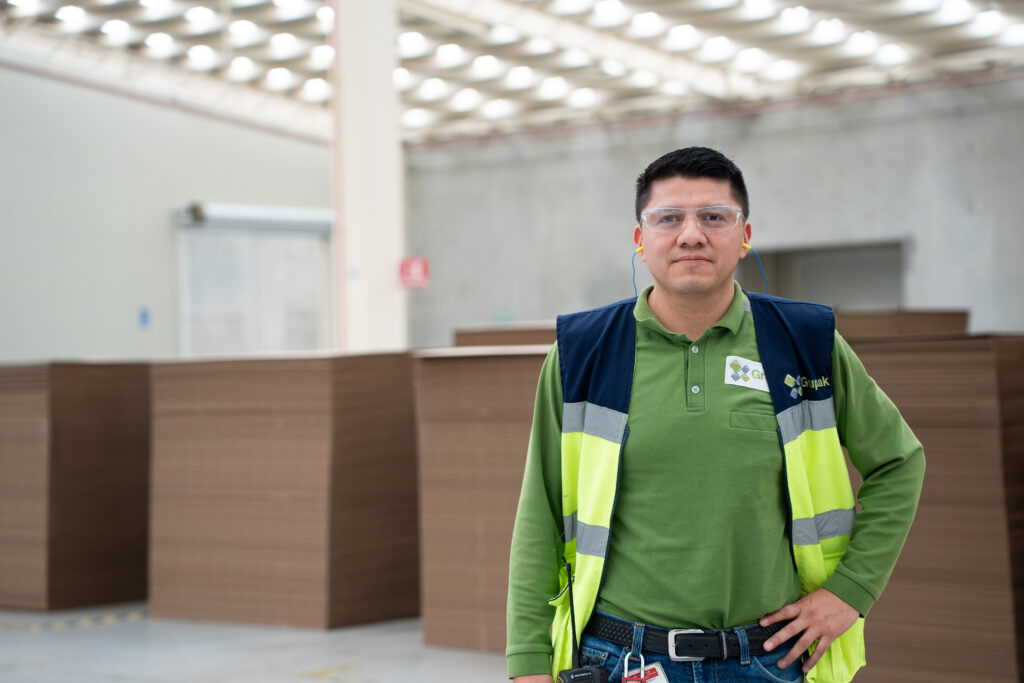 Grupak respalda la confianza de sus clientes industriales con capacidad operativa, certificaciones internacionales y más de 65 años de trayectoria en la industria del papel y empaque de cartón corrugado.